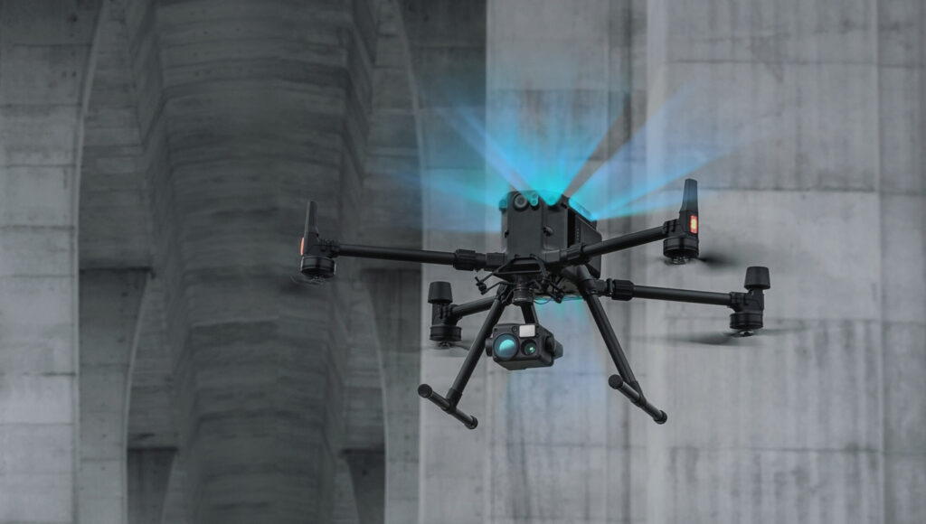 Image du drone DJI Matrice 300 RTK, en plein vol durant une inspection. 
Image prise sur le site de DJI. 